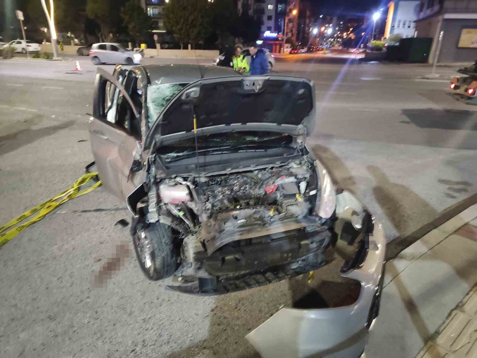 İzmir’de motosiklet ile otomobil çarpıştı: 1 ölü, 2 yaralı
