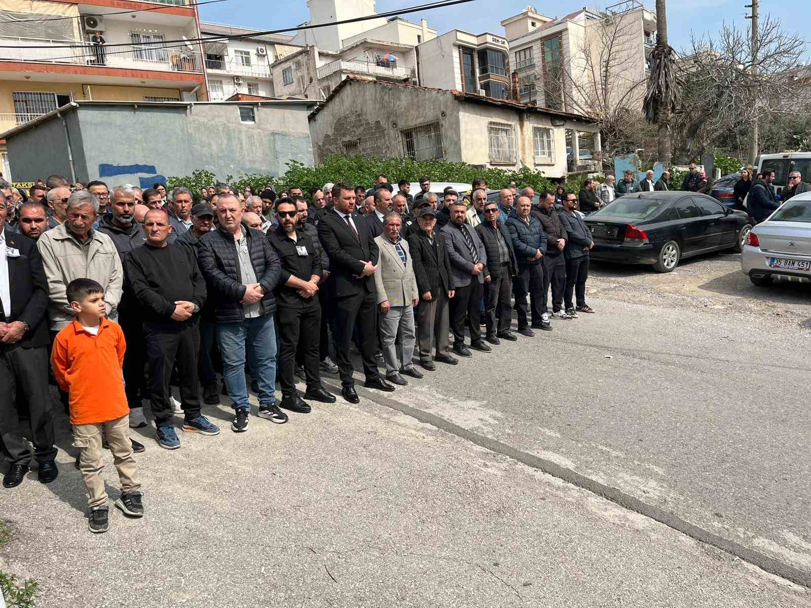 İzmir’de öldürülen taksi şoförü son yolculuğuna uğurlandı
