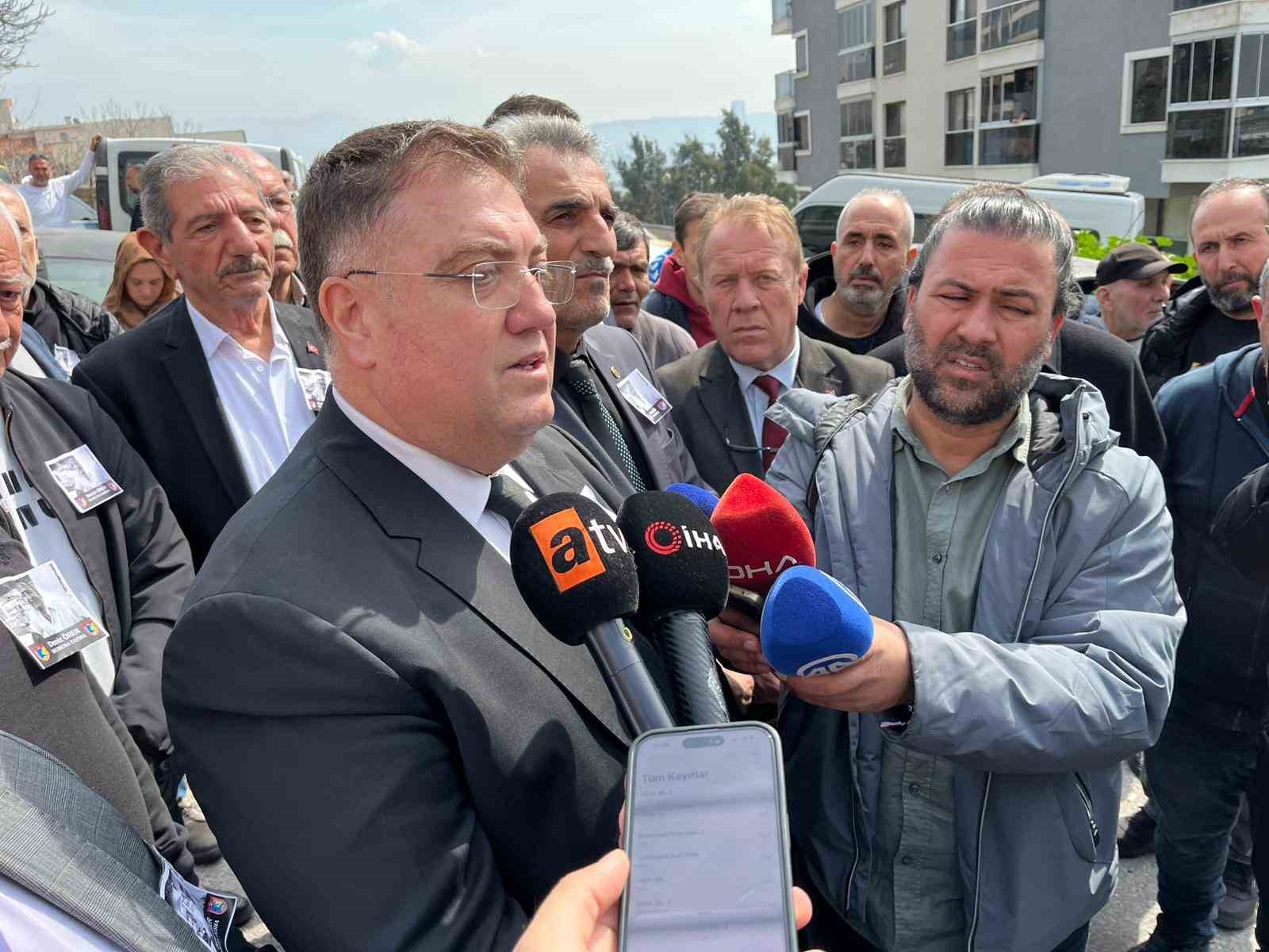 İzmir’de öldürülen taksi şoförü son yolculuğuna uğurlandı
