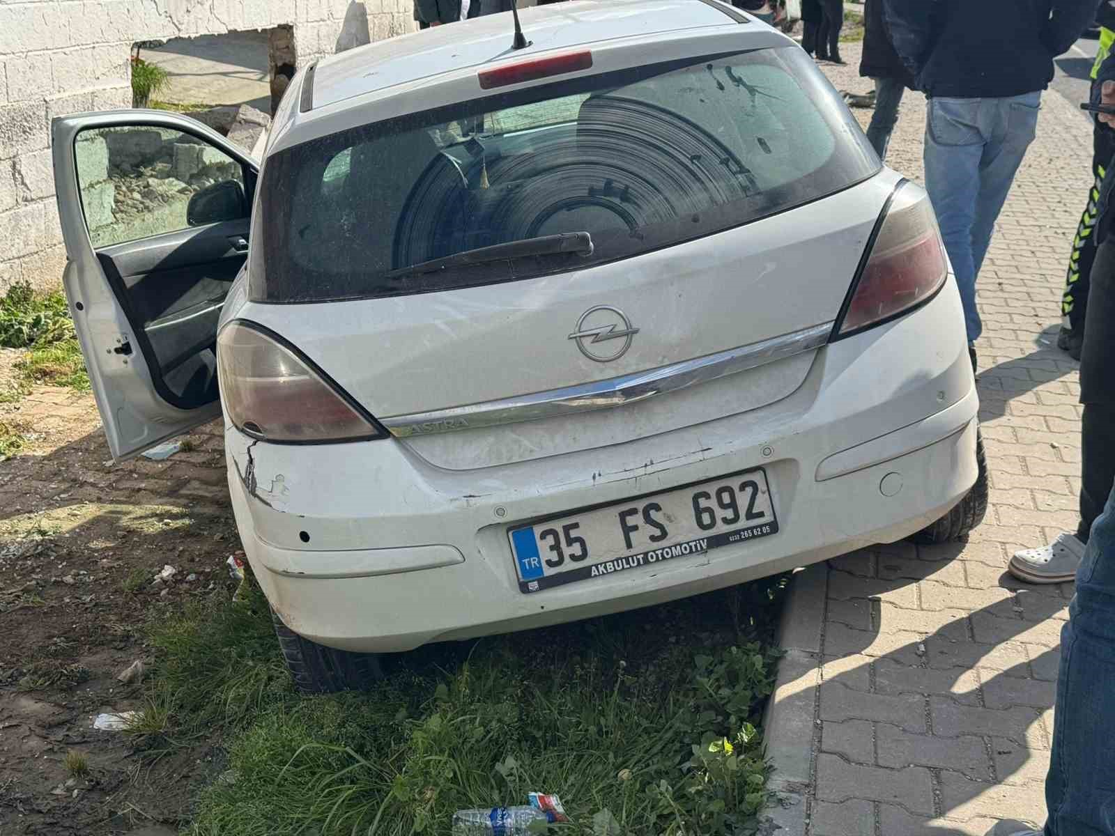 İzmir’de ölümlü kaza sonrası vatandaşlar kara yolunu trafiğe kapattı
