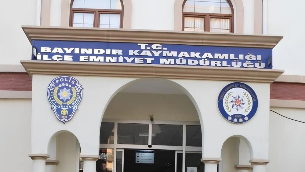 İzmir’de operasyona giden 3 polis bıçaklandı
