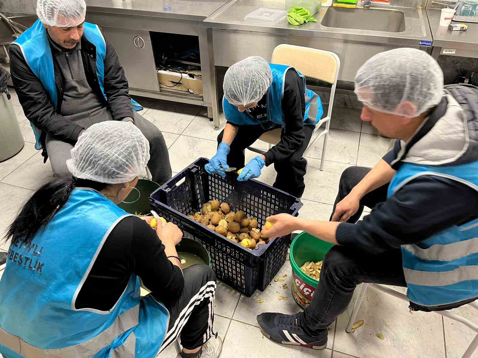 İzmir’de örnek proje: Yükümlüler her gün 2 bin kişiye iftar hazırlıyor
İzmir’de örnek proje: Yükümlüler her gün 2 bin kişiye iftar hazırlıyor