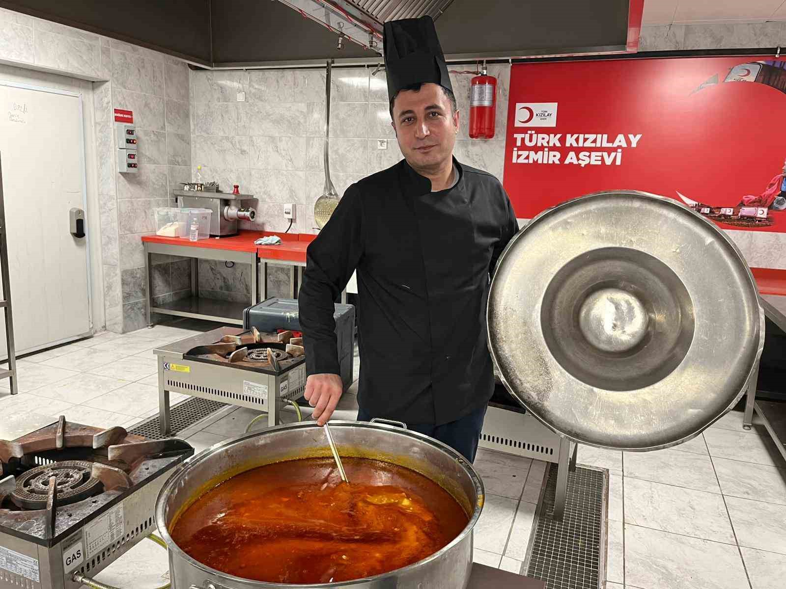 İzmir’de örnek proje: Yükümlüler her gün 2 bin kişiye iftar hazırlıyor
İzmir’de örnek proje: Yükümlüler her gün 2 bin kişiye iftar hazırlıyor