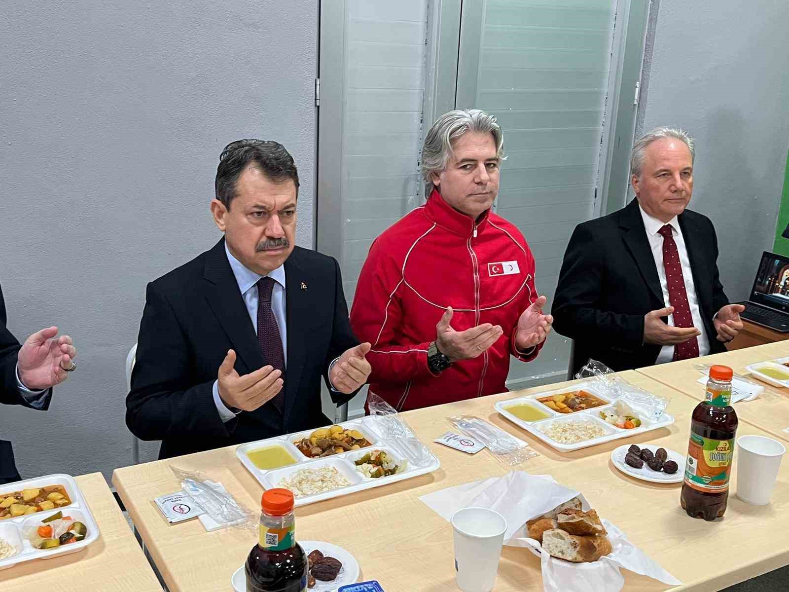 İzmir’de örnek proje: Yükümlüler her gün 2 bin kişiye iftar hazırlıyor
İzmir’de örnek proje: Yükümlüler her gün 2 bin kişiye iftar hazırlıyor