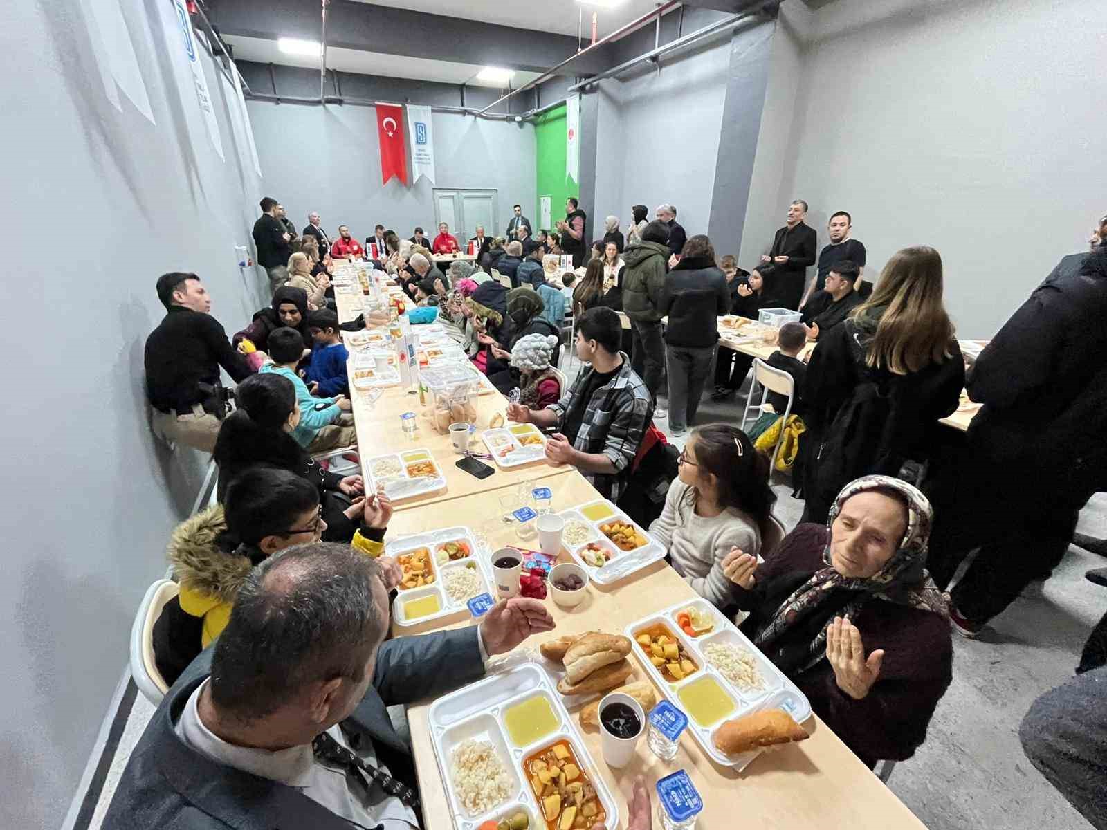 İzmir’de örnek proje: Yükümlüler her gün 2 bin kişiye iftar hazırlıyor
İzmir’de örnek proje: Yükümlüler her gün 2 bin kişiye iftar hazırlıyor