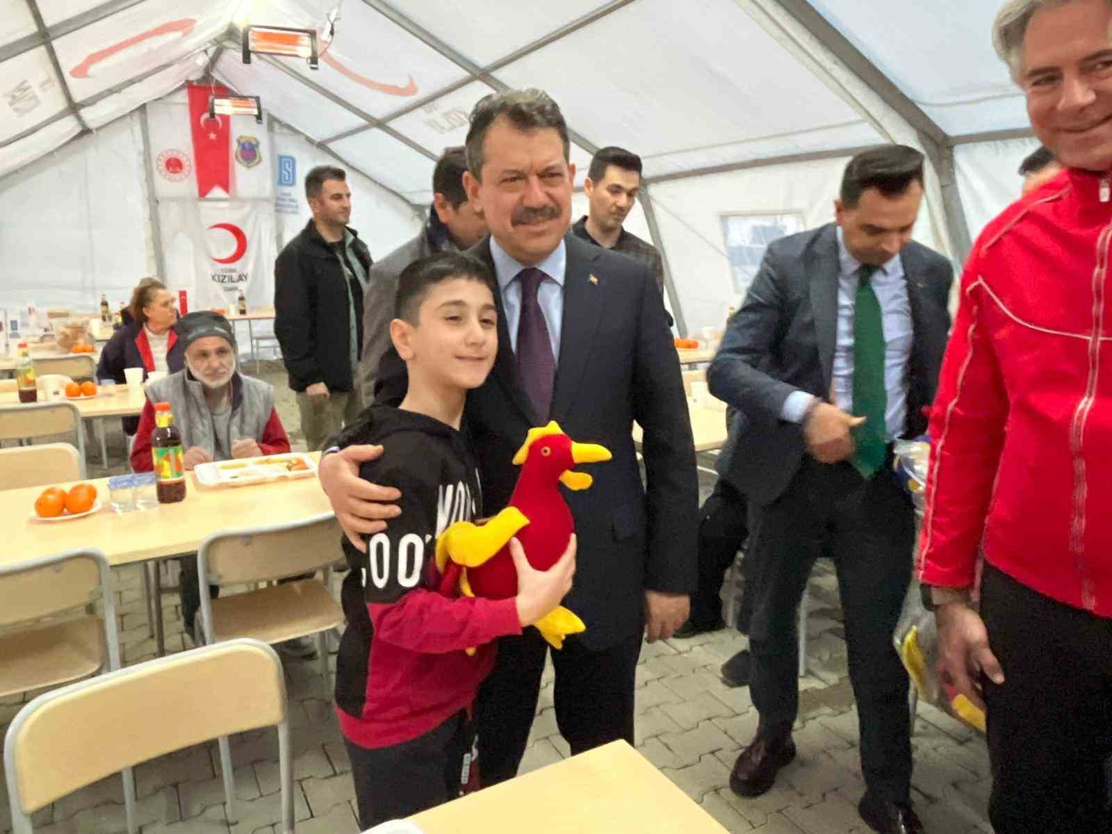 İzmir’de örnek proje: Yükümlüler her gün 2 bin kişiye iftar hazırlıyor
İzmir’de örnek proje: Yükümlüler her gün 2 bin kişiye iftar hazırlıyor