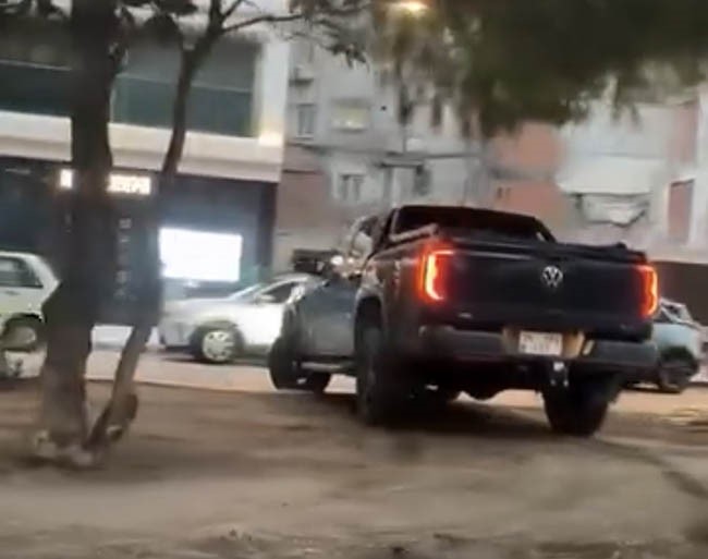 İzmir’de orta refüjden karşı yöne geçen sürücüye ceza yağdı
