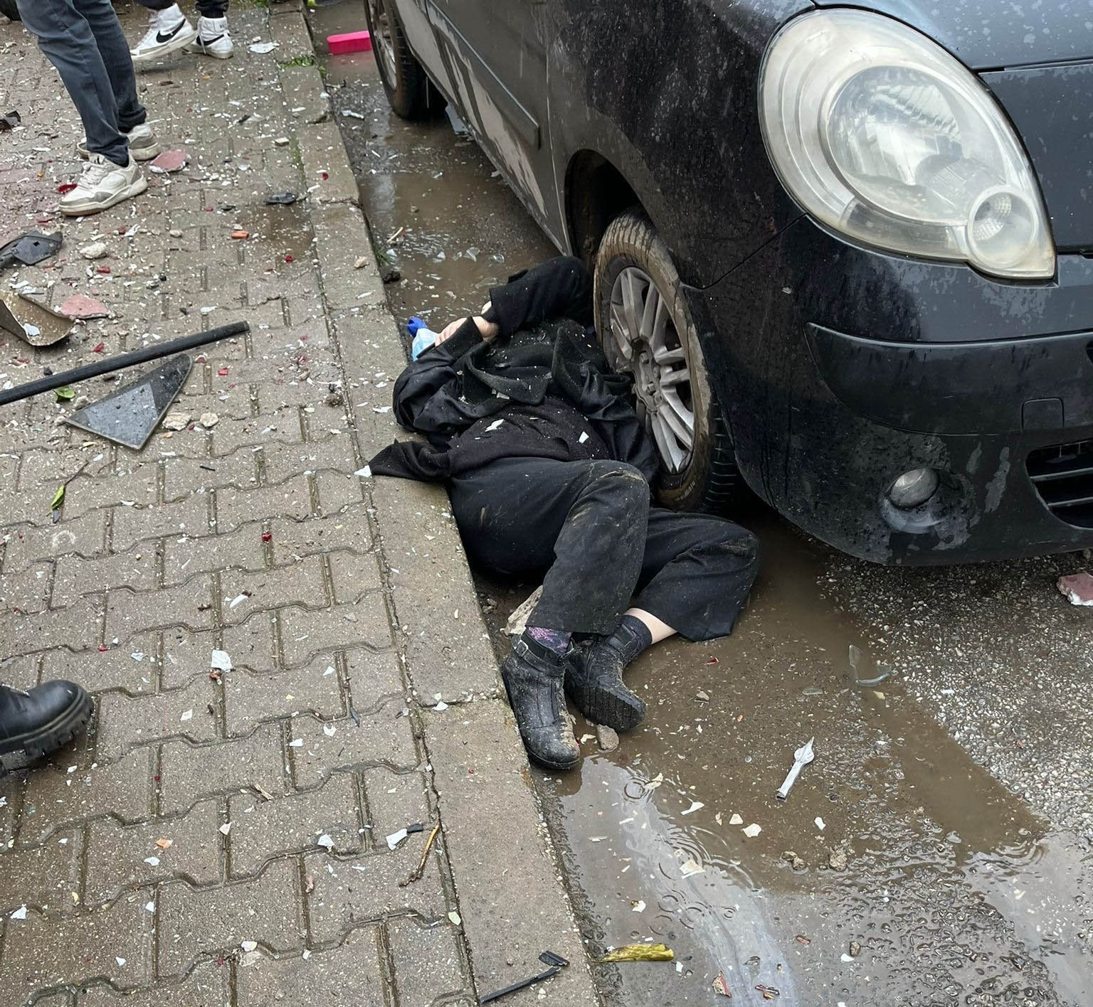 İzmir’de otomobil apartmanın bahçesine uçtu: 1’i ağır 6 yaralı
