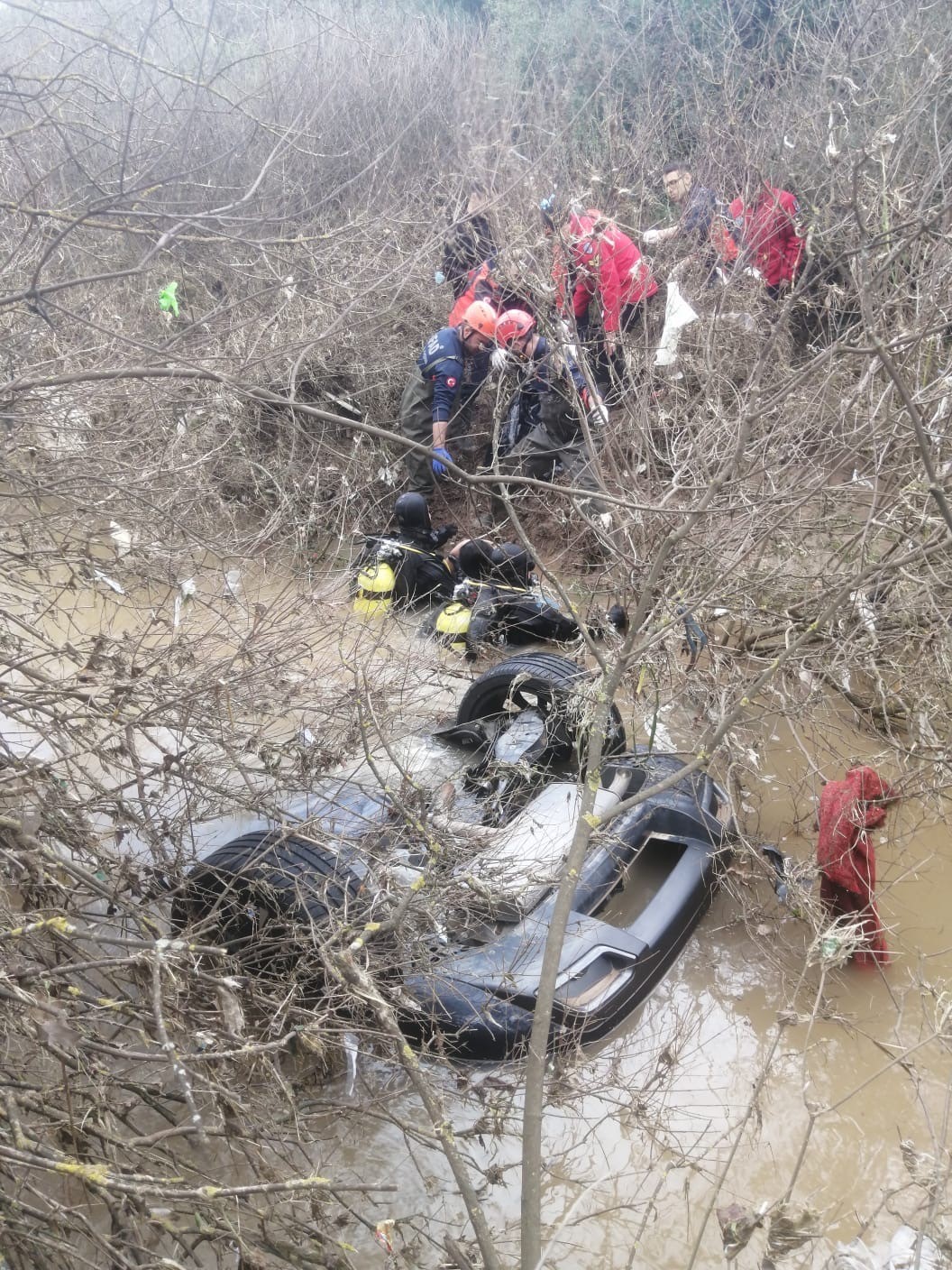 İzmir’de otomobil dereye uçtu: 2 kız kardeş hayatını kaybetti
