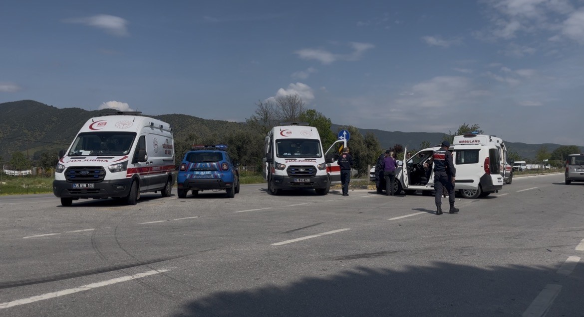 İzmir’de otomobil ile hafif ticari araç çarpıştı: 4’ü çocuk 7 yaralı
