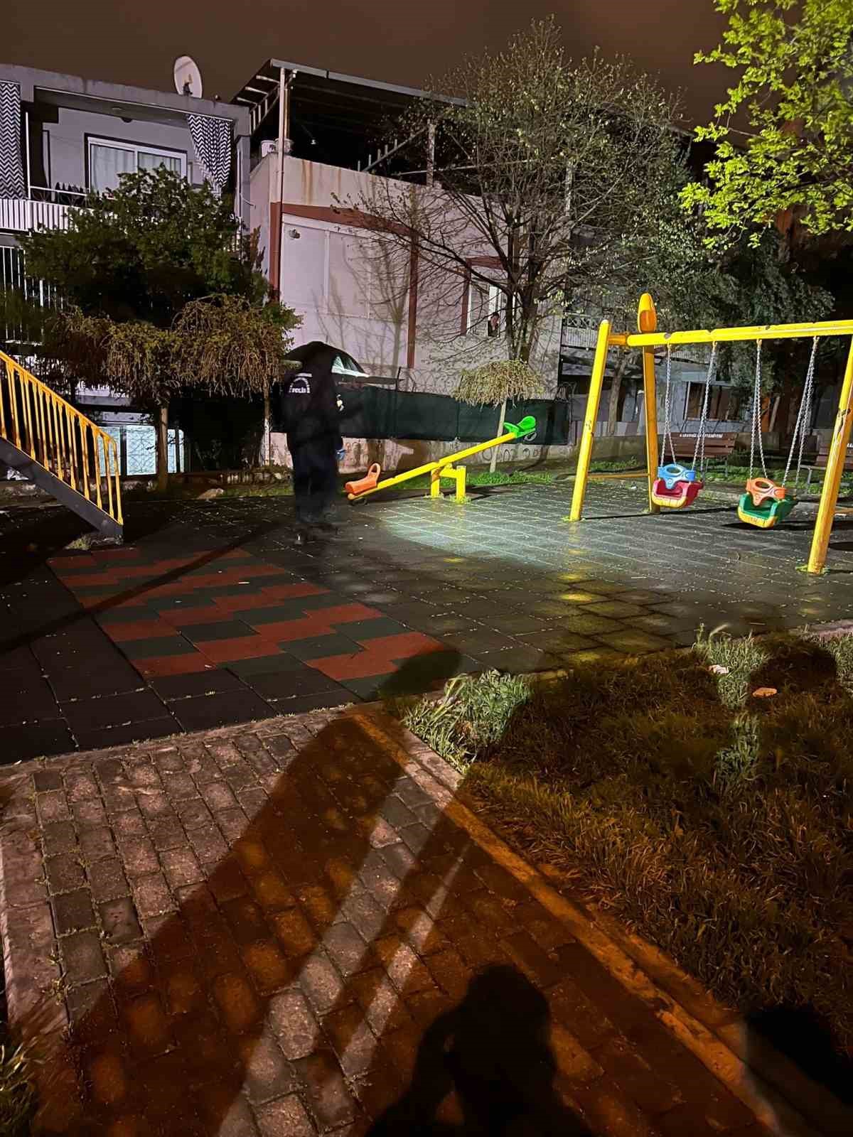 İzmir’de parkta oynayan 2 yaşındaki çocuğa bıçaklı saldırı
