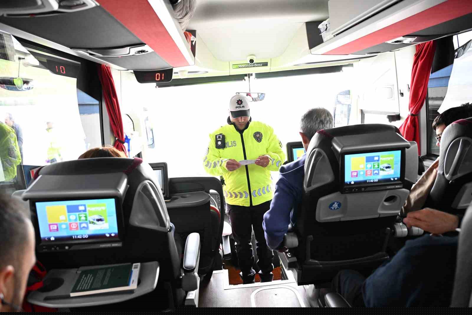 İzmir’de polis ekiplerinden bayram mesaisi
