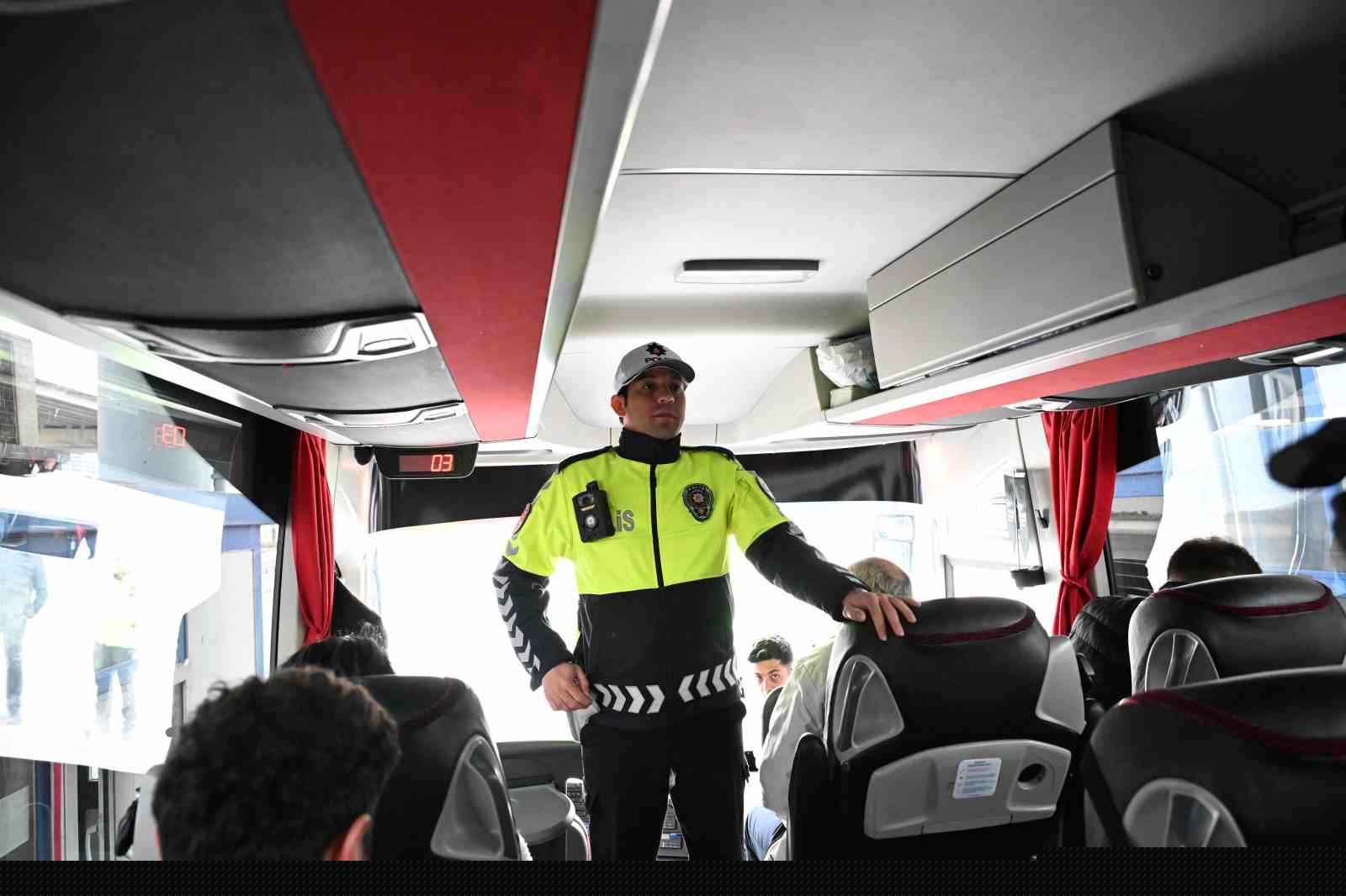 İzmir’de polis ekiplerinden bayram mesaisi
