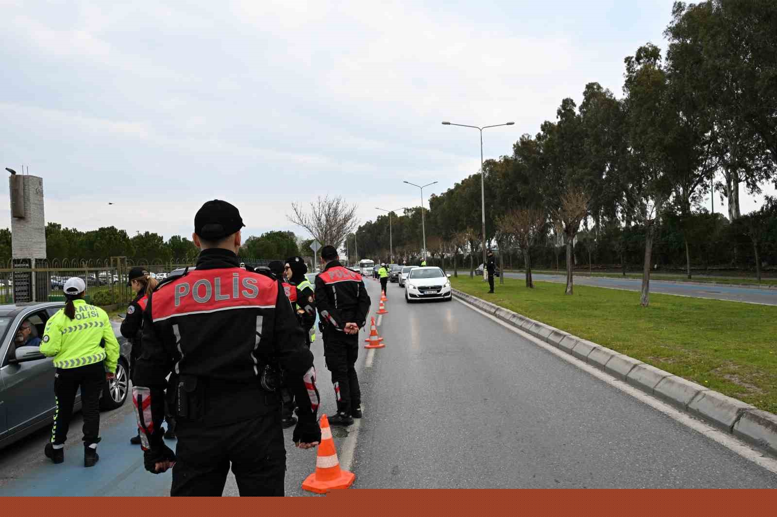 İzmir’de polis ekiplerinden bayram mesaisi
