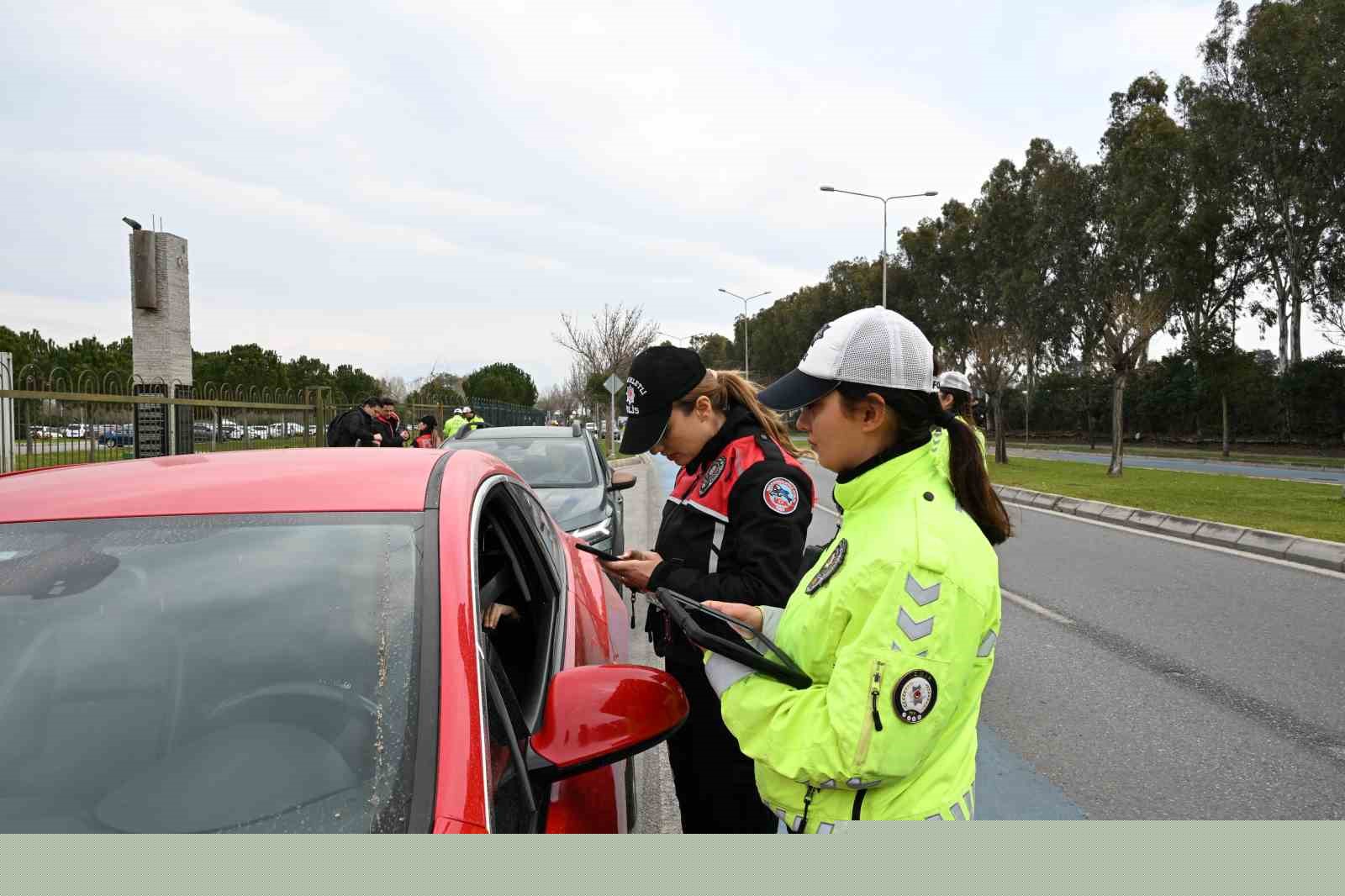 İzmir’de polis ekiplerinden bayram mesaisi
