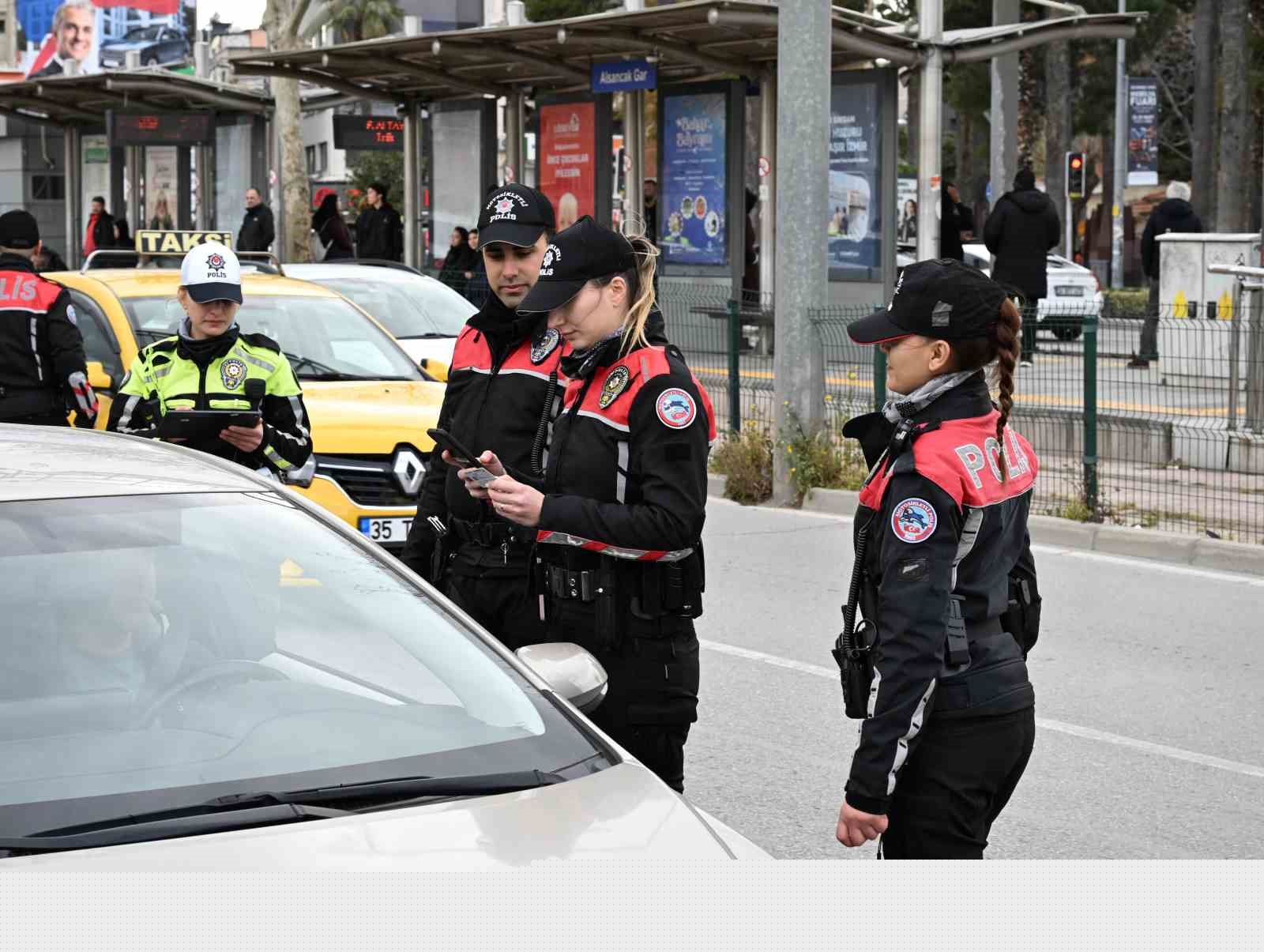 İzmir’de polis ekiplerinden bayram mesaisi
