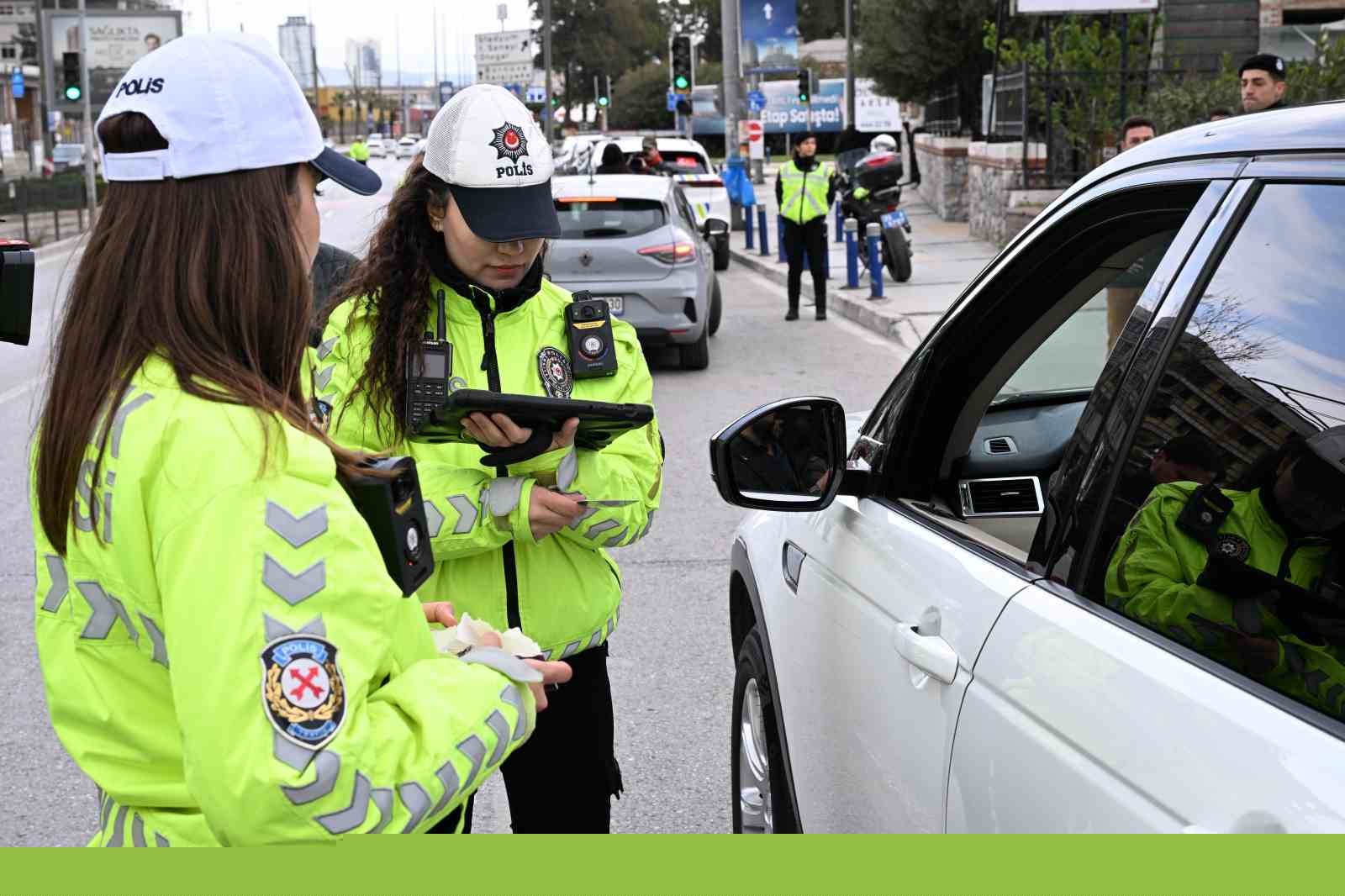 İzmir’de polis ekiplerinden bayram mesaisi
