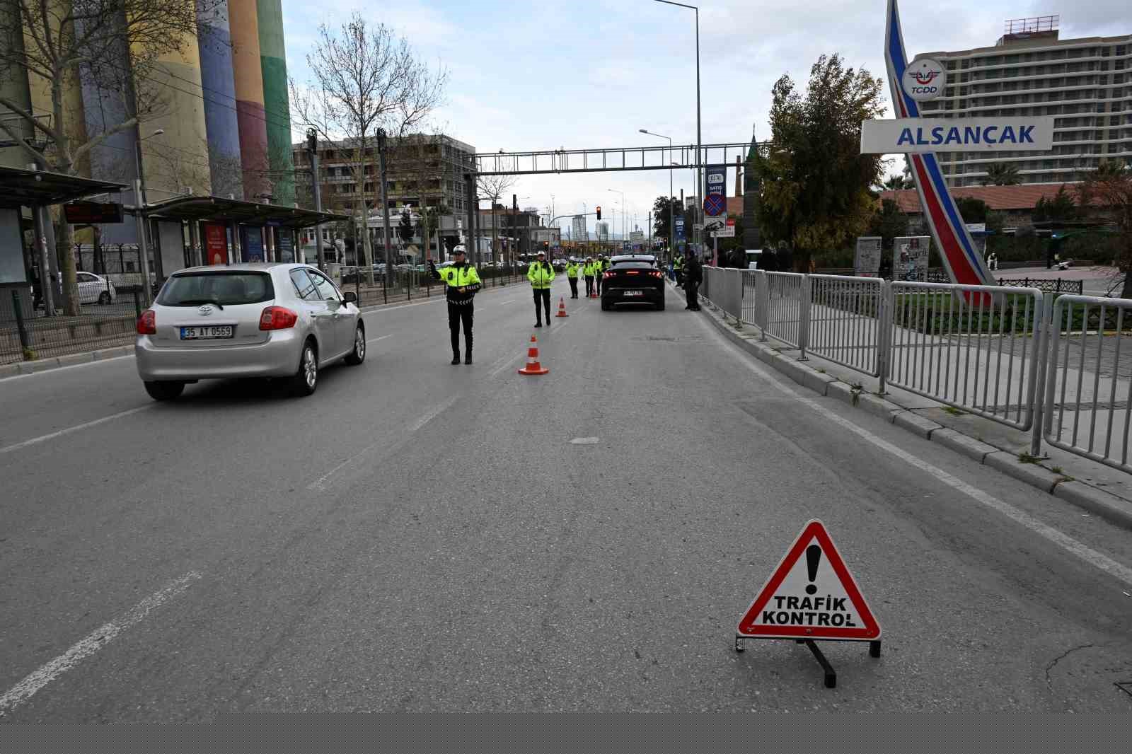 İzmir’de polis ekiplerinden bayram mesaisi
