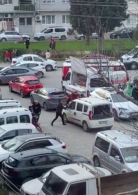 İzmir’de polis merkezi önünde sopayla darp kamerada
