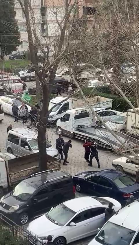 İzmir’de polis merkezi önünde sopayla darp kamerada
