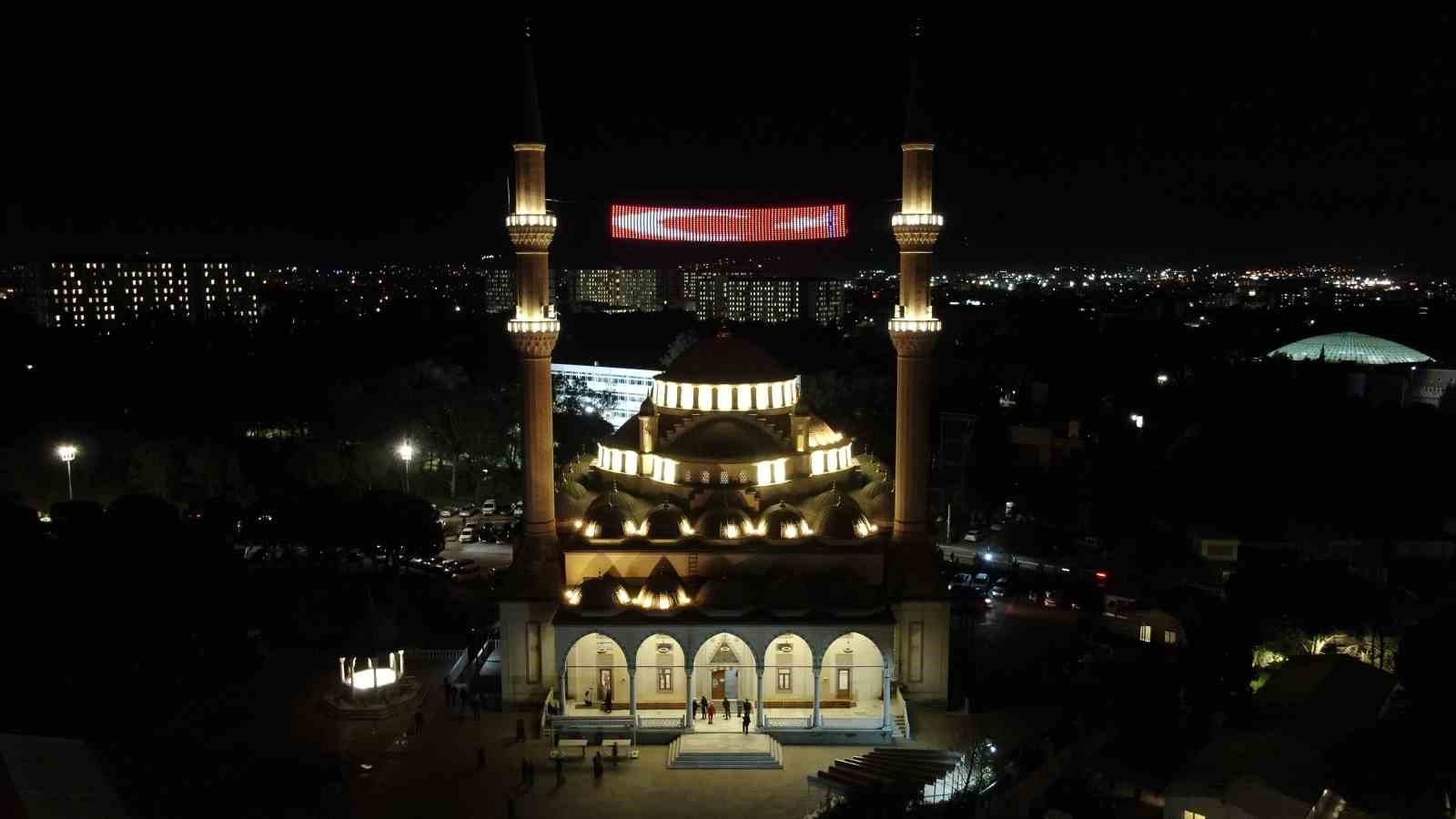 İzmir’de Ramazan ayının ilk teravih namazı kılındı

