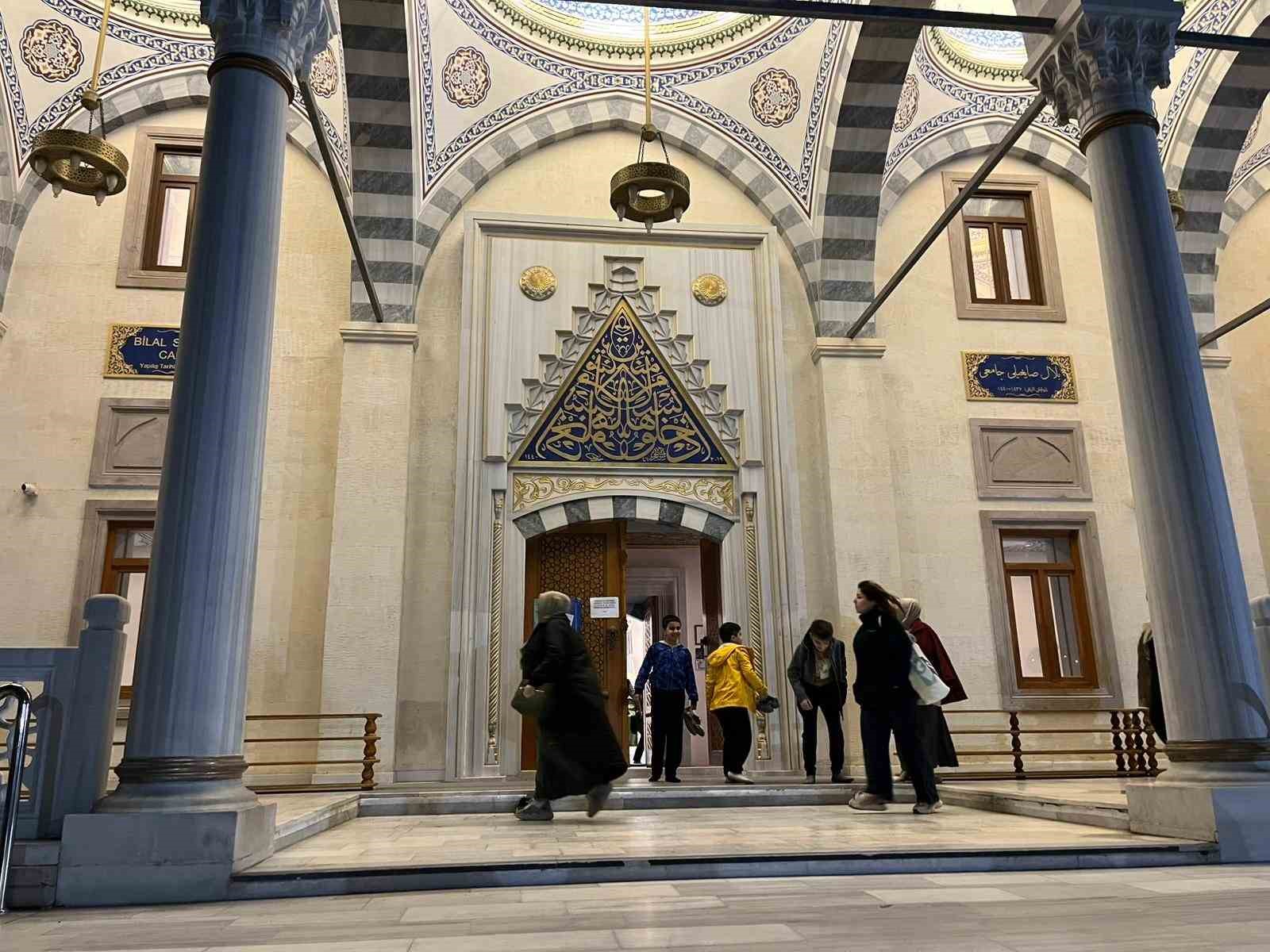 İzmir’de Ramazan ayının ilk teravih namazı kılındı
