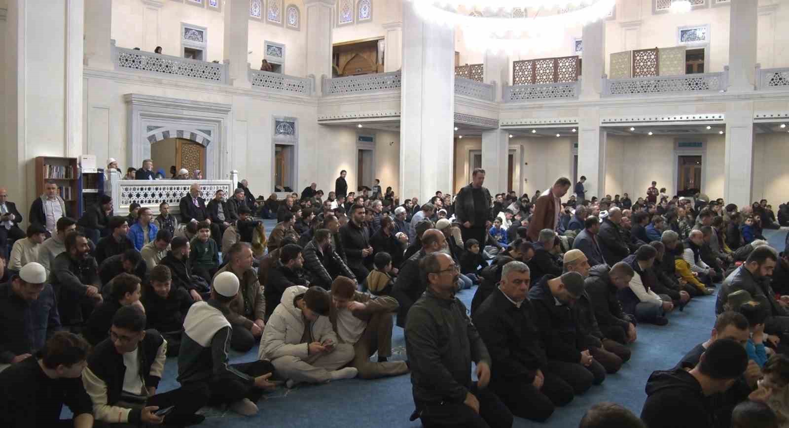 İzmir’de Ramazan ayının ilk teravih namazı kılındı
