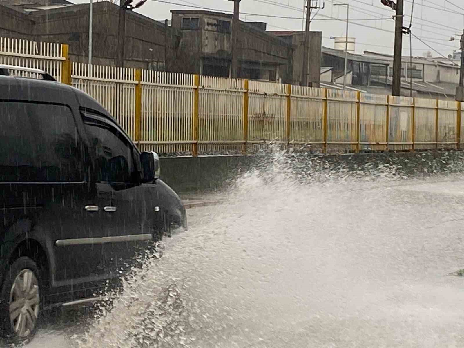 İzmir’de sağanak etkili oldu: Yollar göle döndü, trafik kilitlendi
