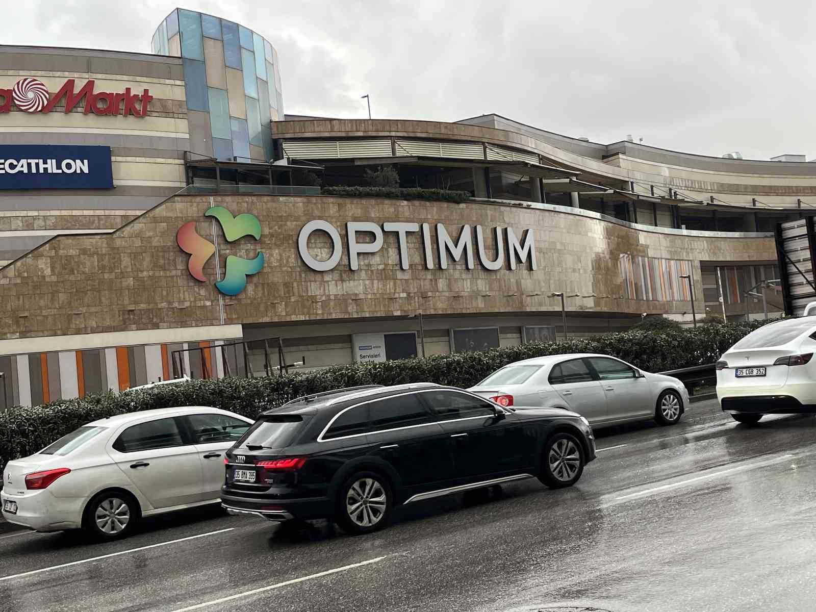 İzmir’de sağanak etkili oldu: Yollar göle döndü, trafik kilitlendi
