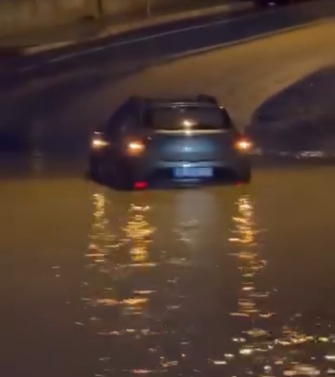 İzmir’de sağanak etkili oldu: Yollar göle döndü, trafik kilitlendi
