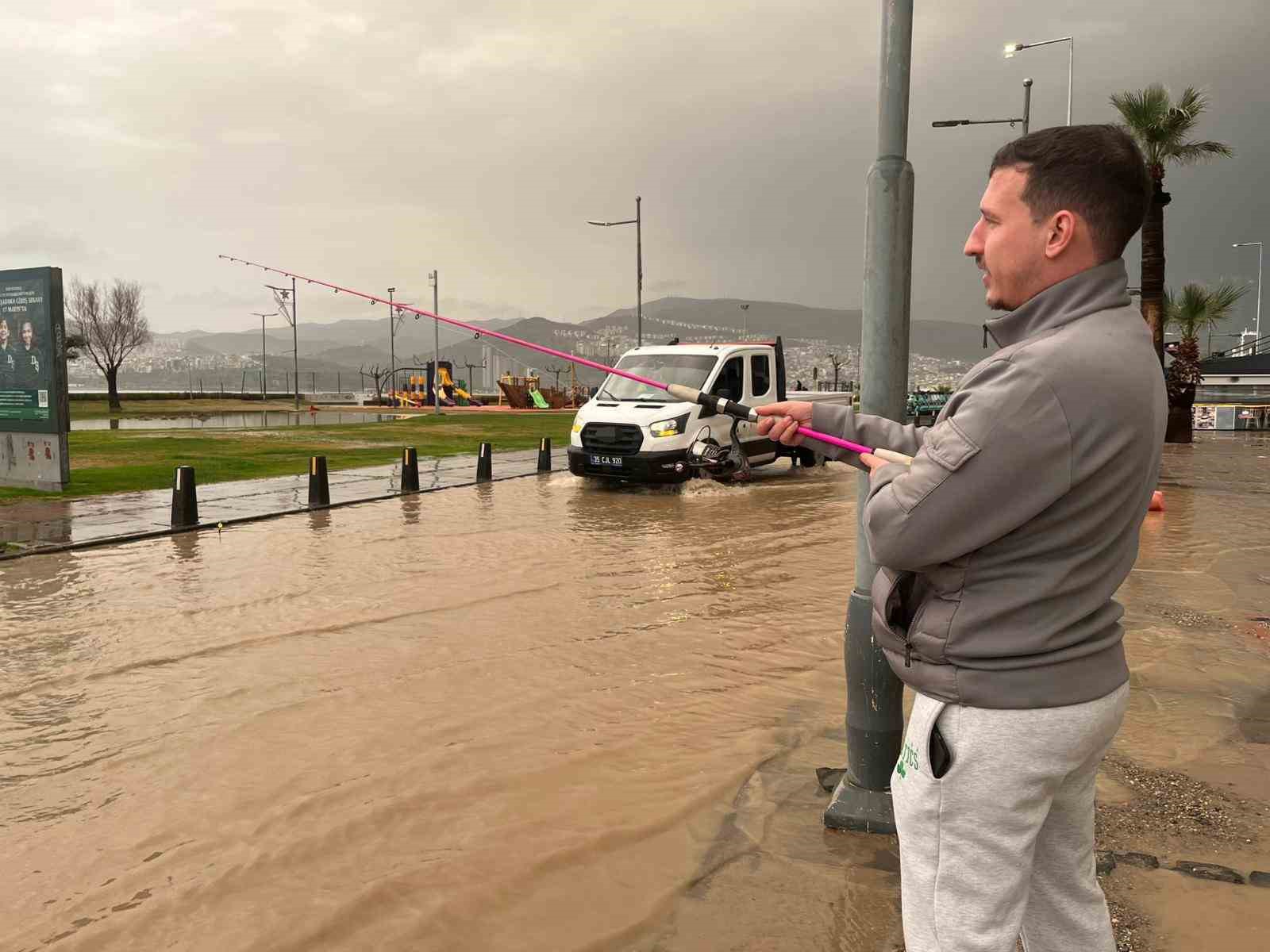 İzmir’de sağanak hayatı felç etti: Kordon göle döndü, vatandaş oltayla tepki gösterdi
