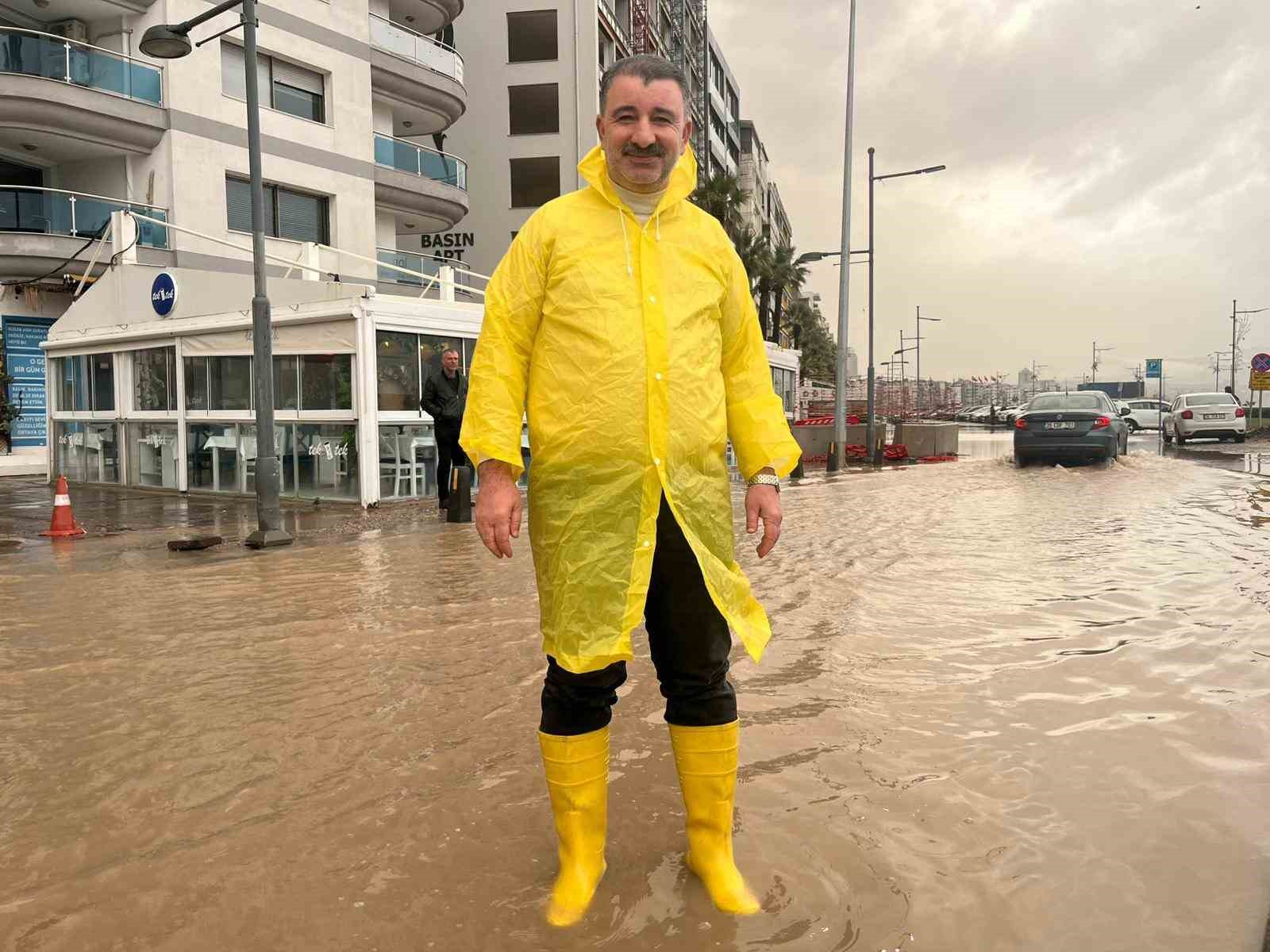 İzmir’de sağanak hayatı felç etti: Kordon göle döndü, vatandaş oltayla tepki gösterdi
