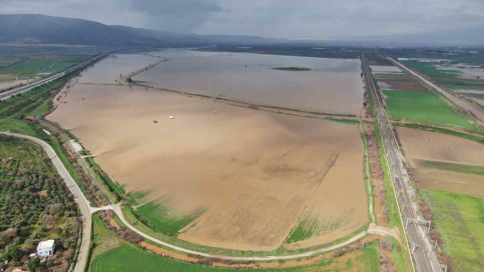 İzmir’de sağanak ovayı göle çevirdi
