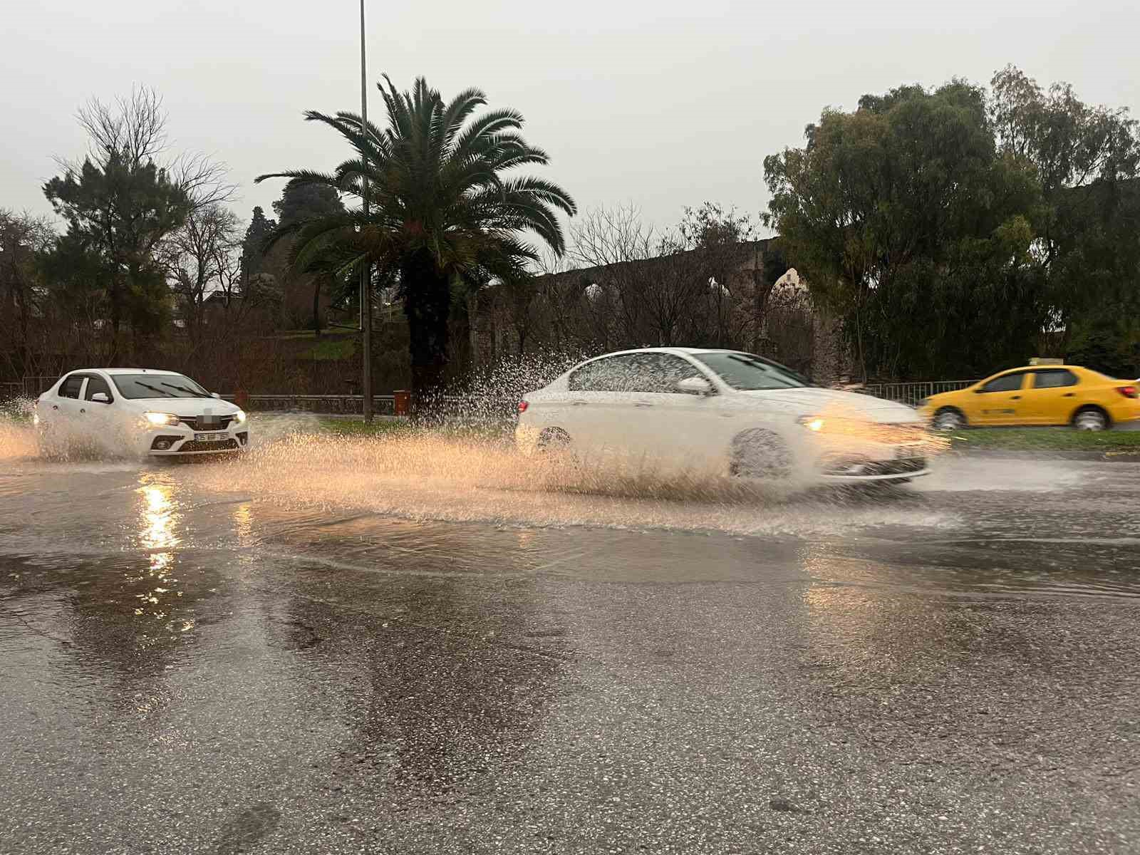 İzmir’de sağanak ve fırtına: Caddeler göle döndü, zor anlar kameraya yansıdı
