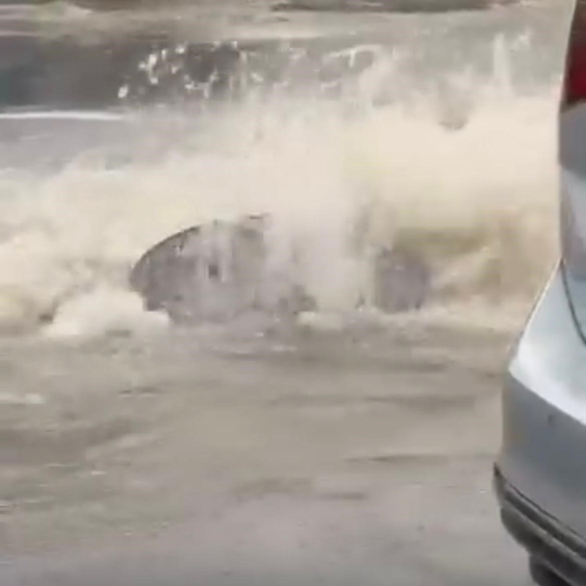 İzmir’de sağanak ve fırtına: Caddeler göle döndü, zor anlar kameraya yansıdı
