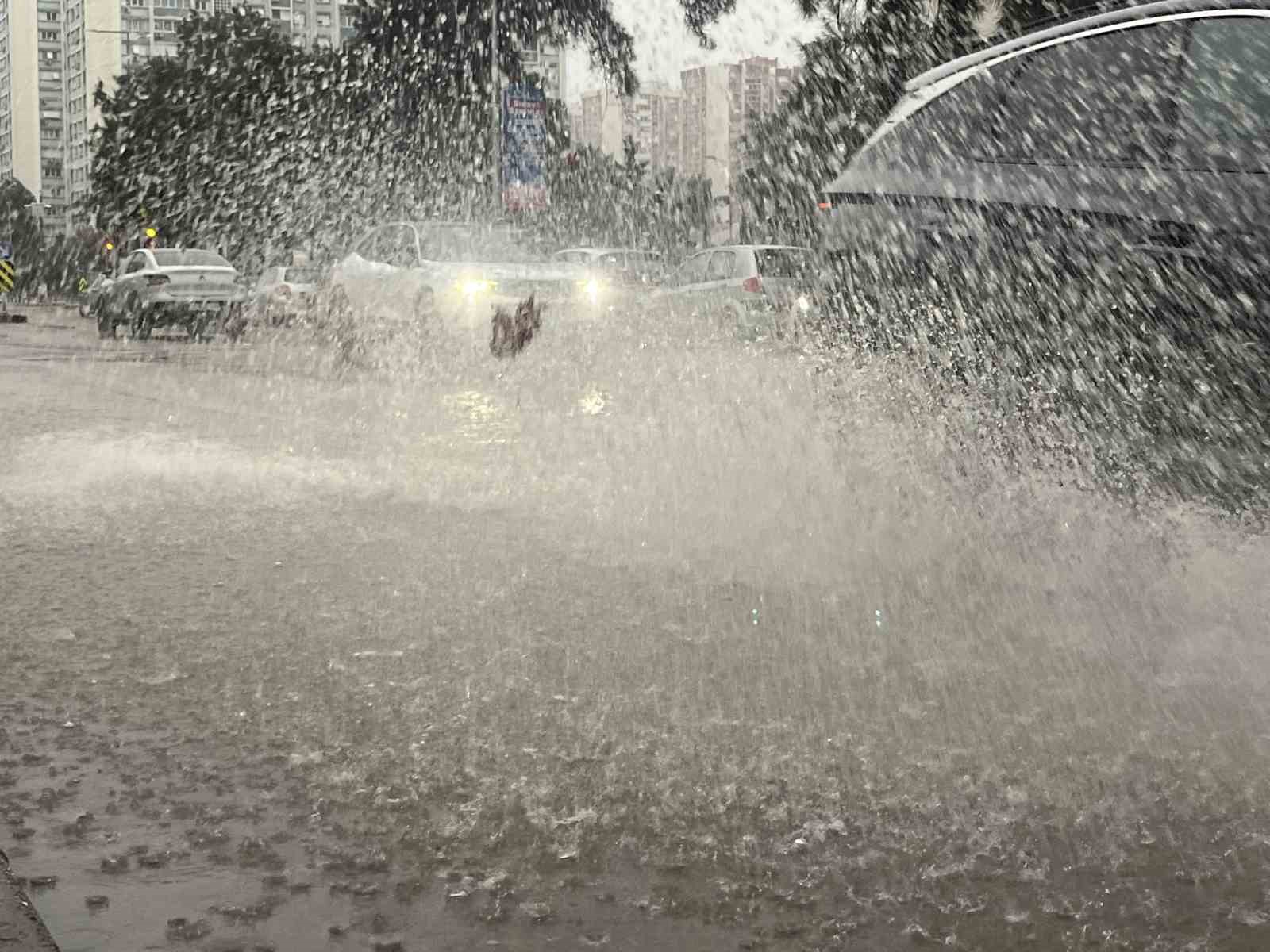 İzmir’de sağanak ve fırtına hayatı felç etti, yollar göle döndü
