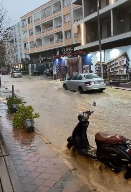 İzmir’de sağanak ve fırtına hayatı felç etti
