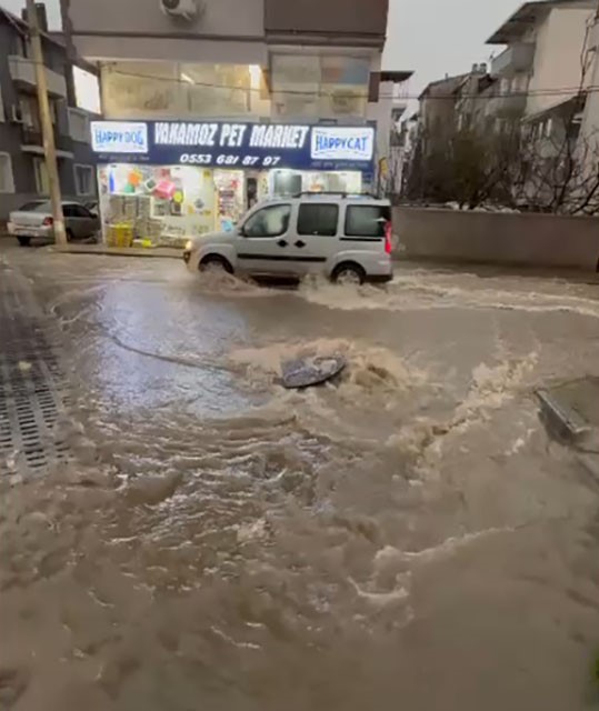 İzmir’de sağanak ve fırtına hayatı felç etti
