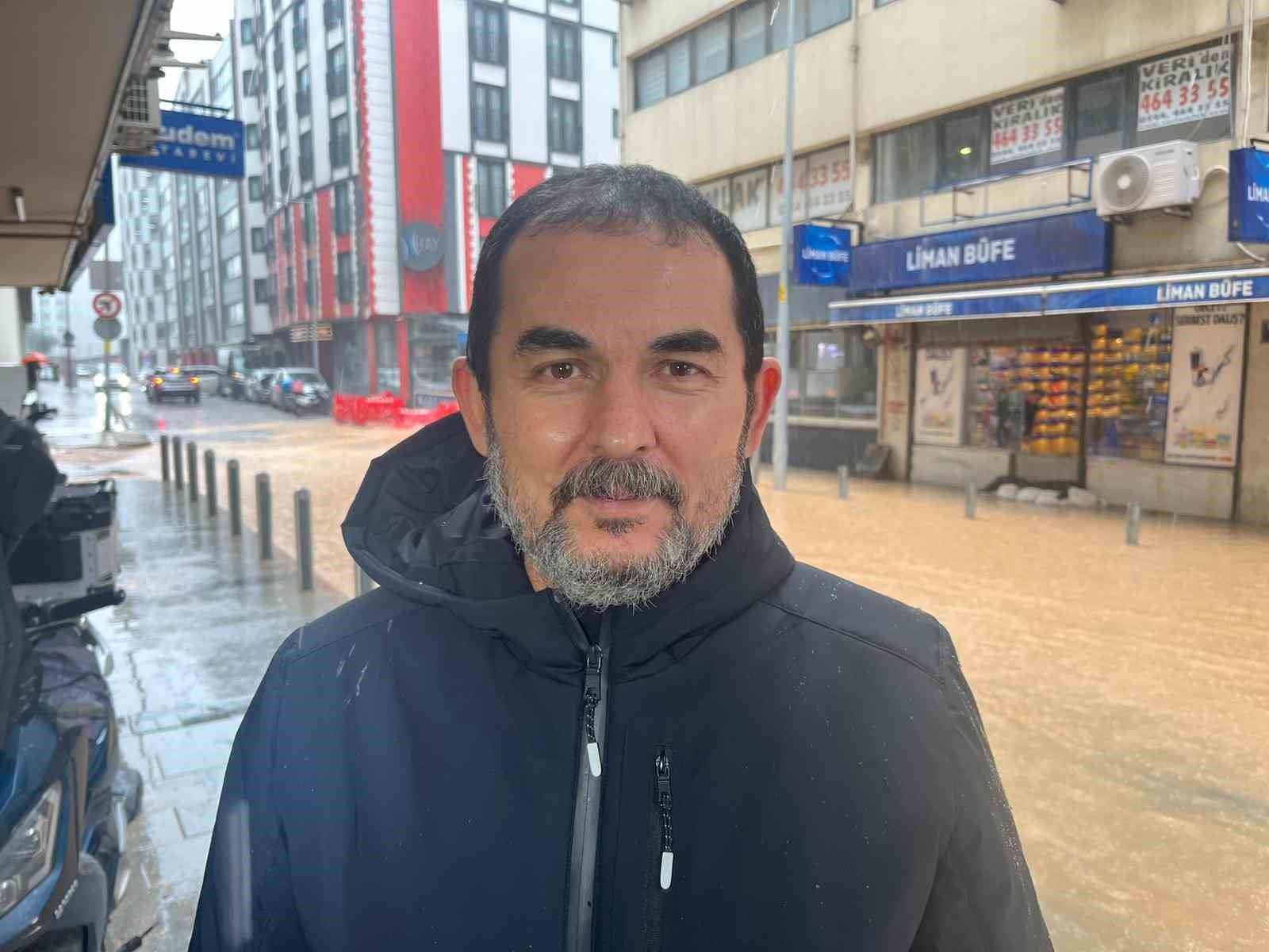 İzmir’de sağanak yağış: Bazı cadde ve sokaklar göle döndü, ekipler su tahliye çalışmaları yürüttü
