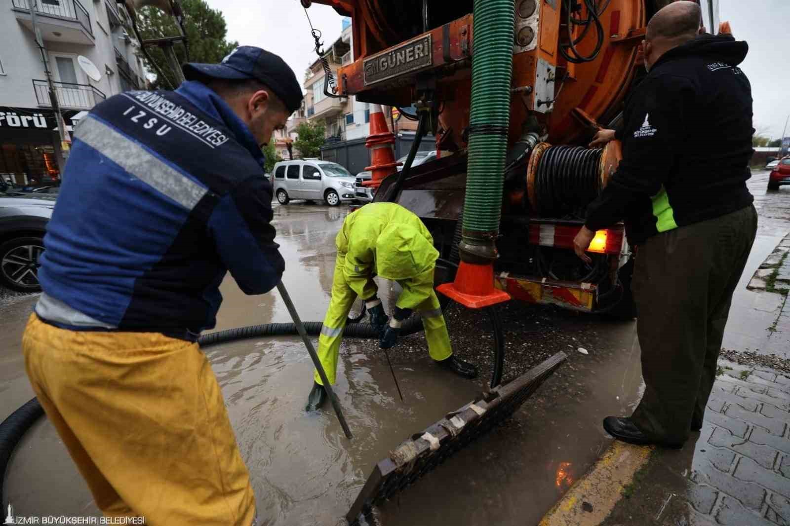 İzmir’de sağanak yağış: Büyükşehir ekipleri seferber oldu
