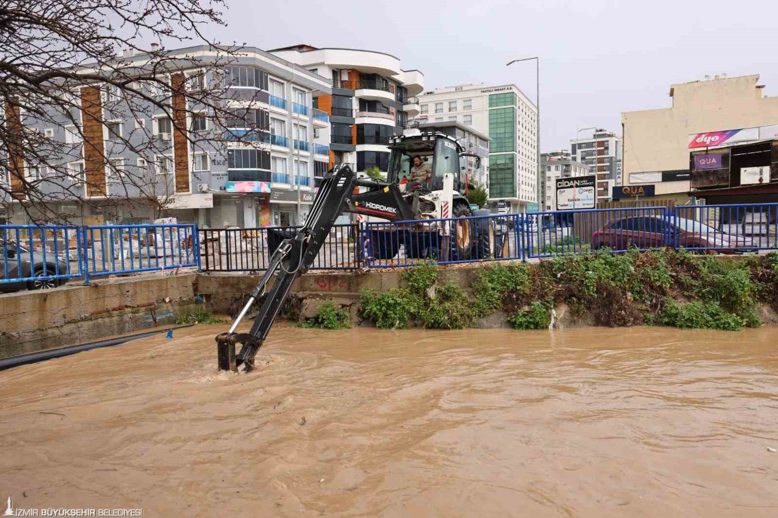 İzmir’de sağanak yağış: Büyükşehir ekipleri seferber oldu
