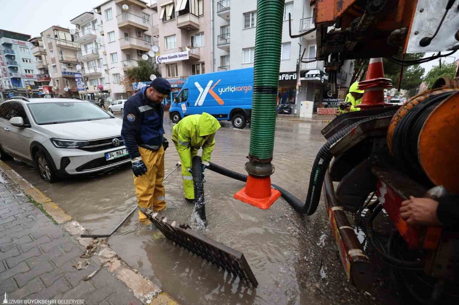 İzmir’de sağanak yağış: Büyükşehir ekipleri seferber oldu
