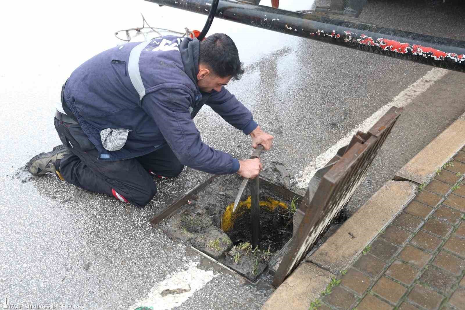 İzmir’de sağanak yağış: Büyükşehir ekipleri seferber oldu

