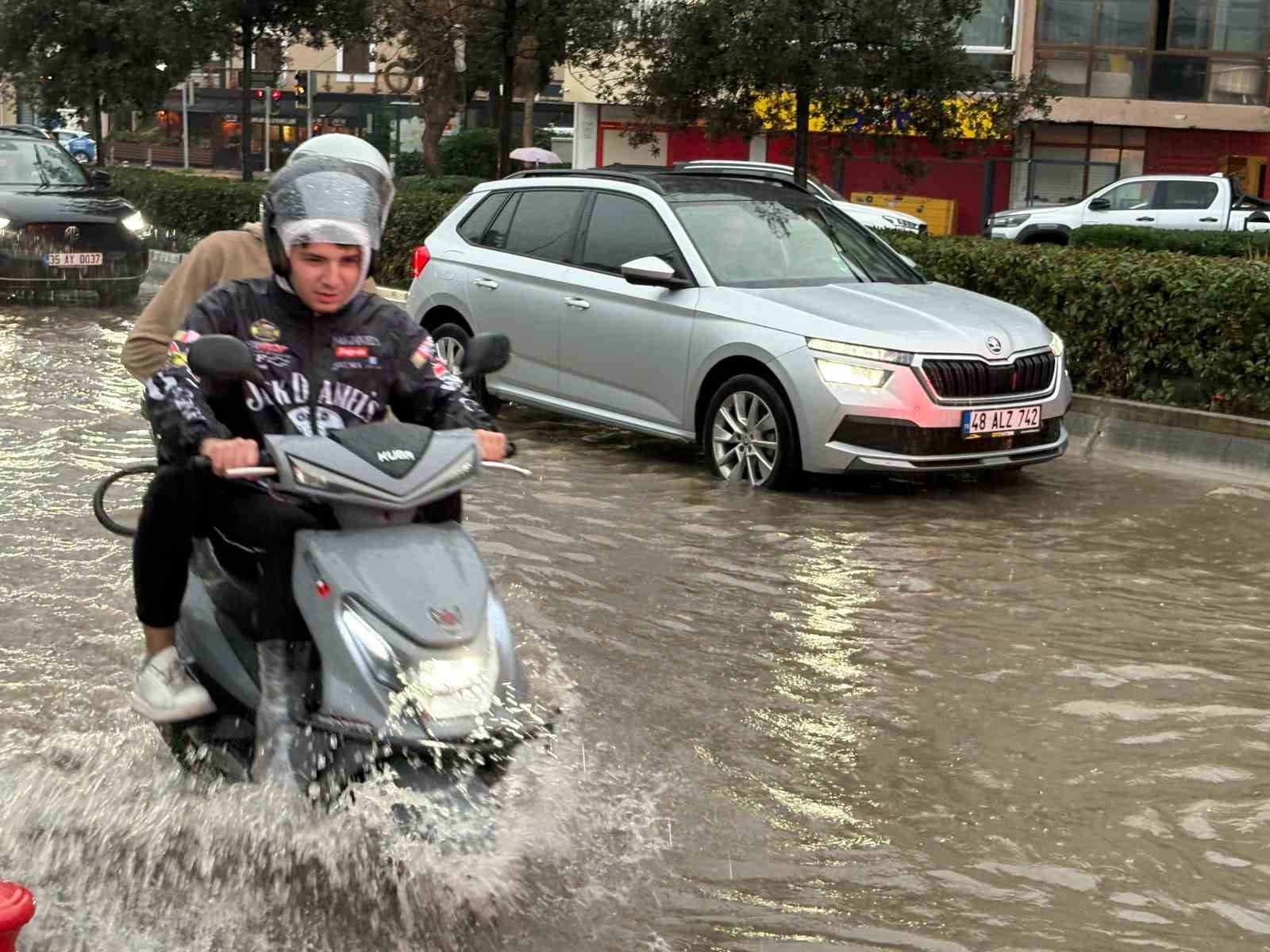 İzmir’de sağanak yağış hayatı olumsuz etkiledi: Caddeler göle döndü
