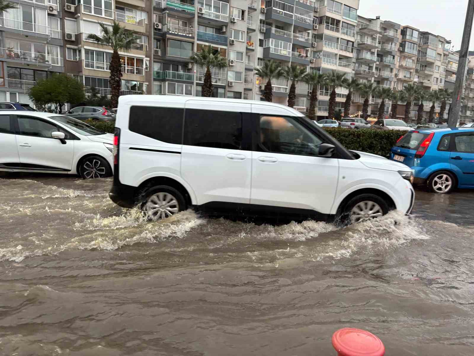 İzmir’de sağanak yağış hayatı olumsuz etkiledi: Caddeler göle döndü
