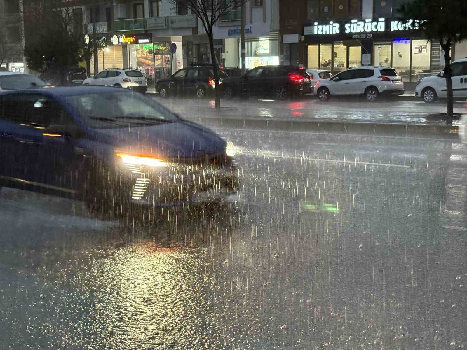 İzmir’de sağanak yağış hayatı olumsuz etkiledi
