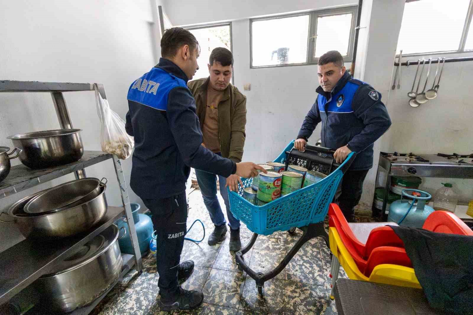 İzmir’de sağlıksız gıda üretimine suçüstü
