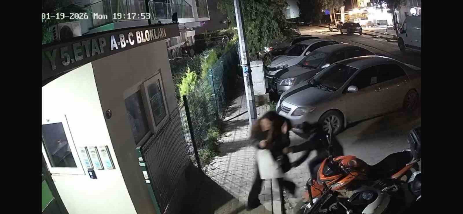 İzmir’de saplantılı eski sevgili cinayeti: Adresini değiştirdi yine kurtulamadı
İzmir’de saplantılı eski sevgili cinayeti: Adresini değiştirdi yine kurtulamadı