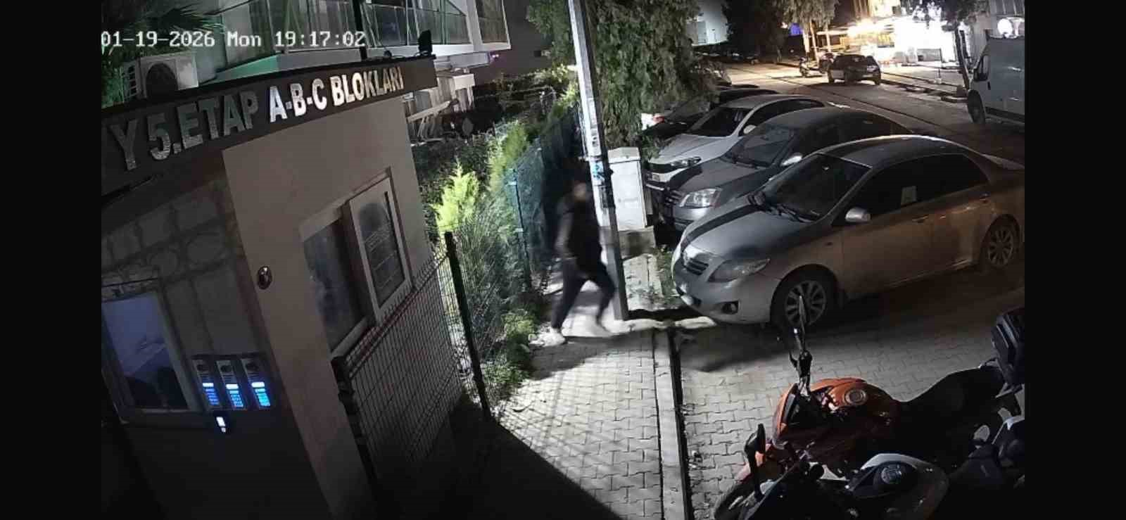 İzmir’de saplantılı eski sevgili cinayeti: Adresini değiştirdi yine kurtulamadı
İzmir’de saplantılı eski sevgili cinayeti: Adresini değiştirdi yine kurtulamadı