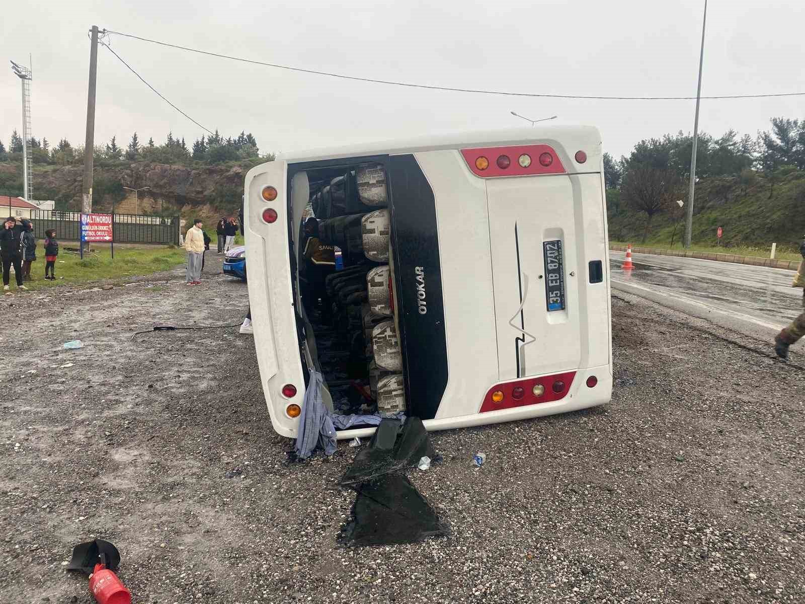 İzmir’de sporcuları taşıyan otobüs devrildi: 4 yaralı
